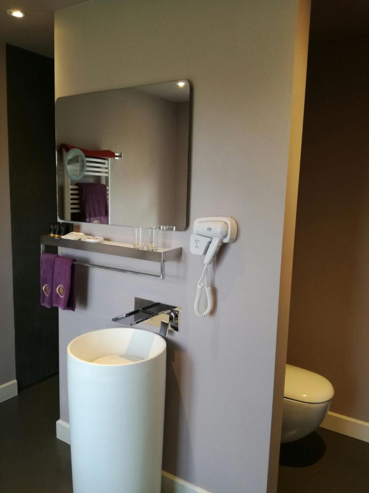 圣乔治住宿加早餐旅馆 布鲁日 外观 照片 A hair dryer mounted on a wall