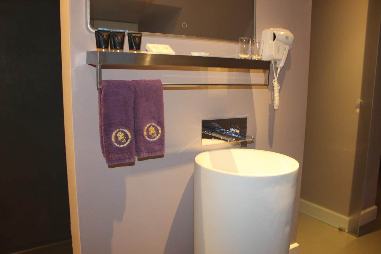 圣乔治住宿加早餐旅馆 布鲁日 外观 照片 A typical bathroom in a Premier Inn